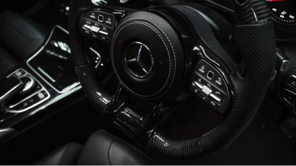 Vô lăng đáy phẳng không chỉ để đẹp mà còn giúp lái xe thoải mái hơn