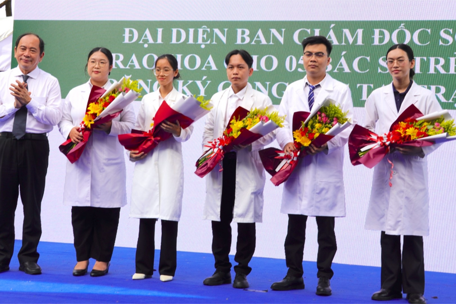 Bác sĩ trẻ vừa cầm giấy phép hành nghề đã có chung một lựa chọn đặc biệt