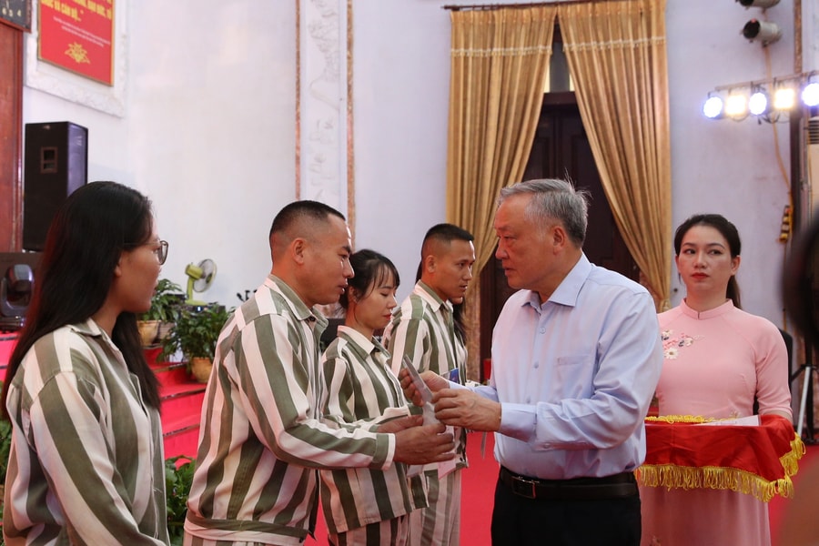 Phó Thủ tướng Thường trực Nguyễn Hòa Bình dự Lễ công bố Quyết định đặc xá tại Trại giam Phú Sơn 4