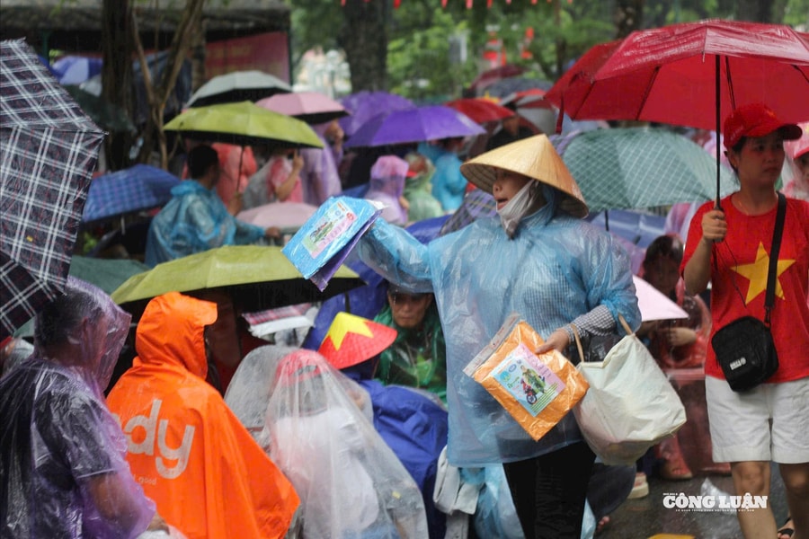 Hà Nội mưa liên tục, dịch vụ áo mưa, đồ ăn vặt “ăn theo” khách giữ chỗ xem diễu binh