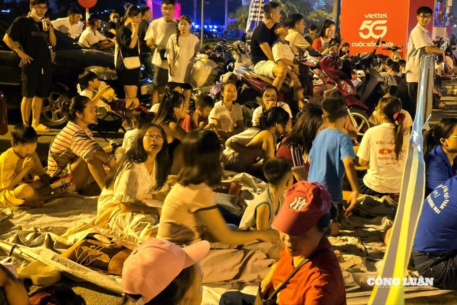 Trung tâm quá tải, người dân chọn Lê Quang Đạo – Trường đua F1 để xem đoàn xe pháo quân sự