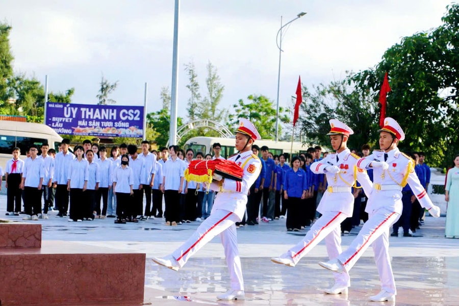 Sắc cờ Tổ quốc tung bay trên đảo Cô Tô, kỷ niệm 80 năm Quốc khánh 2/9