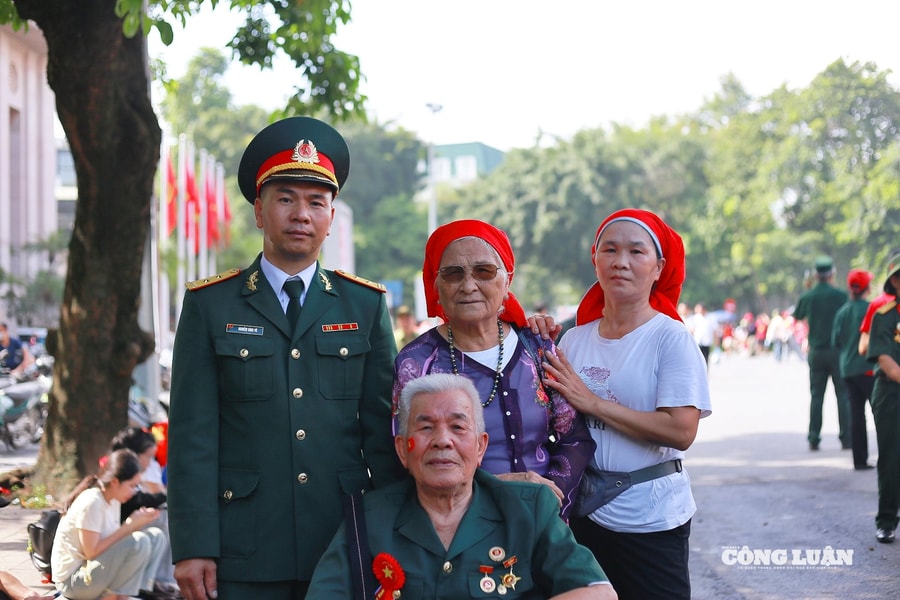 Những giọt nước mắt hạnh phúc của các cựu chiến binh trong hào khí ngày hội non sông