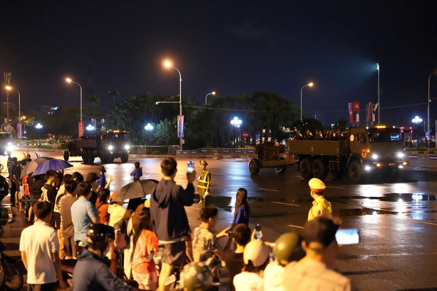 Tự hào Việt Nam: Hàng nghìn người Thủ đô hòa ca cùng đoàn xe quân sự rạng sáng 2/9