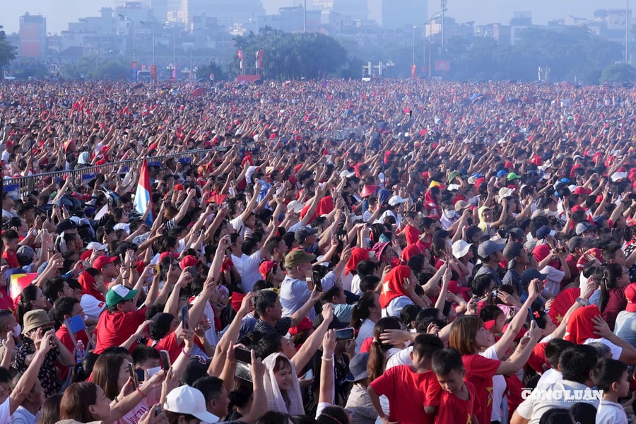 “Biển người” ở Mỹ Đình rộn ràng cảm xúc trong ngày Quốc khánh 2/9