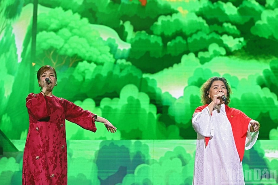 'Tự hào Việt Nam' - hành trình mang âm nhạc đến với cộng đồng