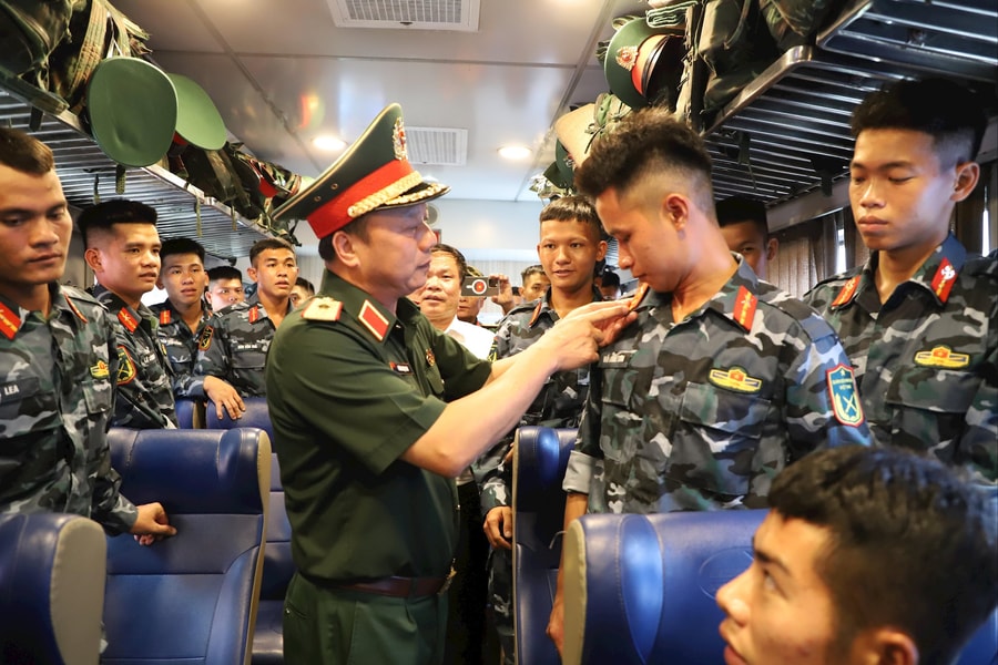 Bộ Quốc phòng tiễn đoàn diễu binh, diễu hành A80 trở về đơn vị công tác