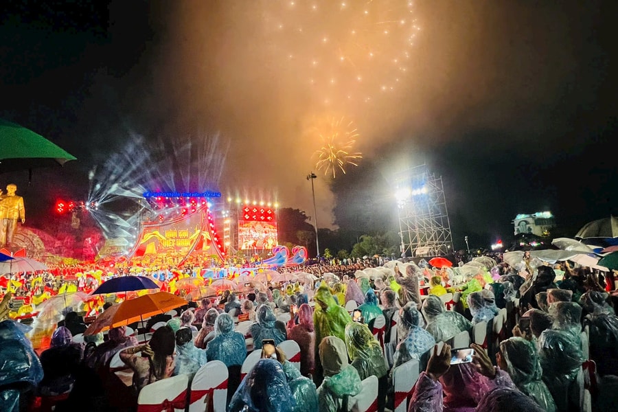 Gia Lai: Hàng ngàn người dân đội mưa ngắm pháo hoa rực sáng chào mừng Quốc khánh