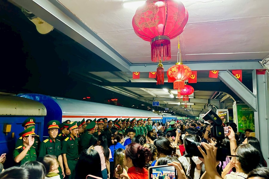 Những cảm xúc nghẹn ngào trong lễ chia tay các khối diễu binh trở về đơn vị sau Đại lễ A80