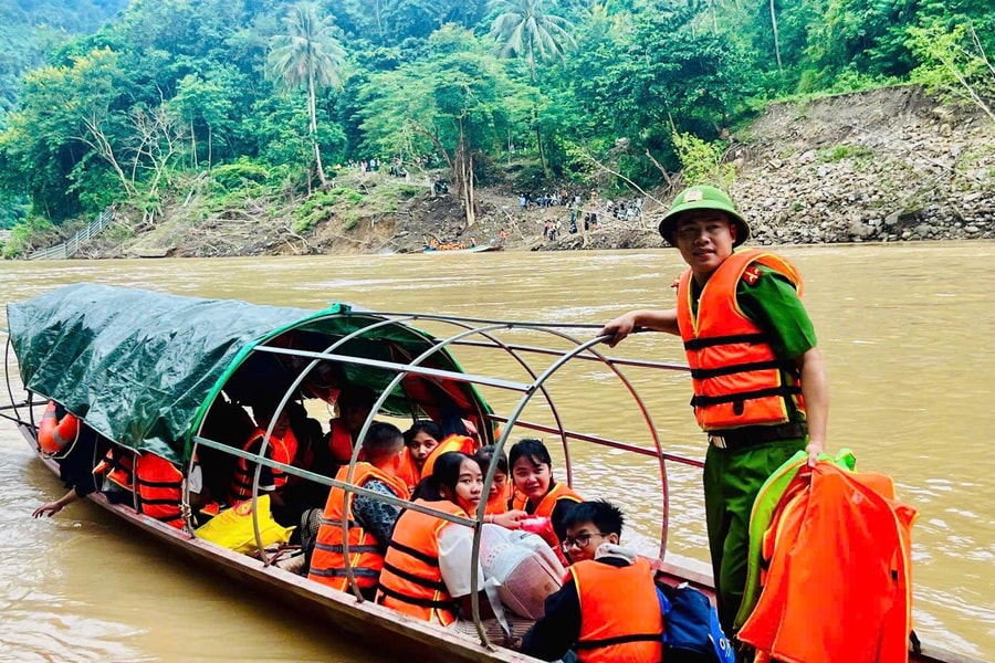 Công an xã hóa 'người lái đò' đưa học trò vùng lũ tới lớp