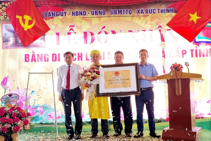 Đón nhận Bằng di tích lịch sử - văn hóa cấp tỉnh Nhà thờ Phan Đình Quang