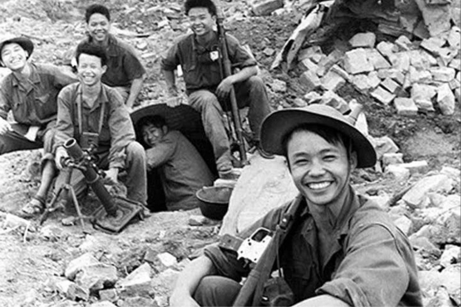 Bức ảnh người lính với 'Nụ cười chiến thắng' gây sốt khi xuất hiện ở cuối phim 'Mưa đỏ'