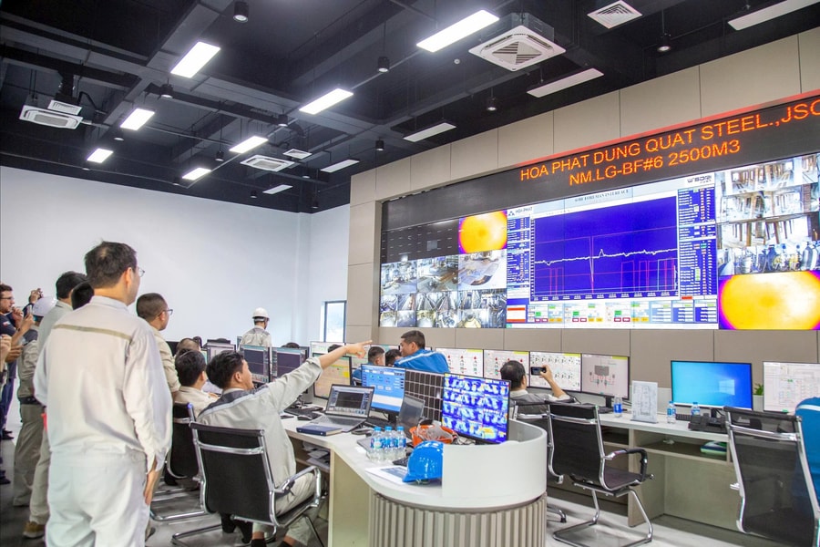 Lò cao số 2 của Khu liên hợp gang thép Hòa Phát Dung Quất 2 ra mẻ gang đầu tiên