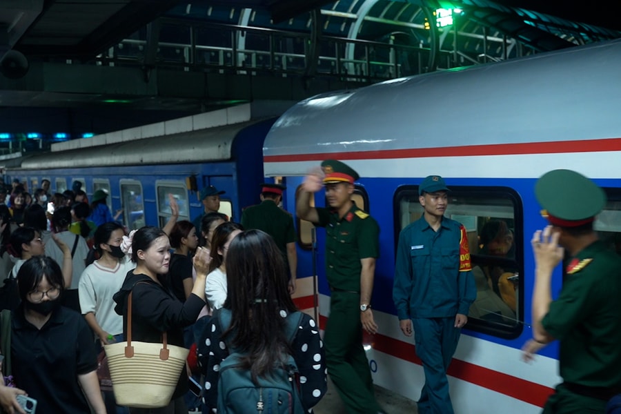 Xúc động giây phút chia tay các chiến sĩ trở về đơn vị sau nhiệm vụ A80