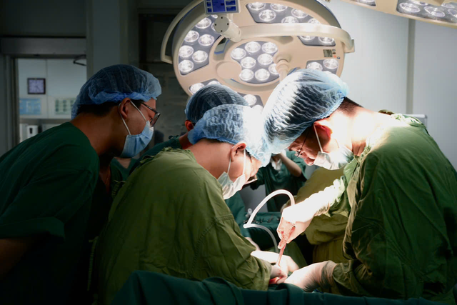 Cứu sống mẹ con sản phụ mắc biến chứng sản khoa hiếm gặp, nguy hiểm nhất hiện nay