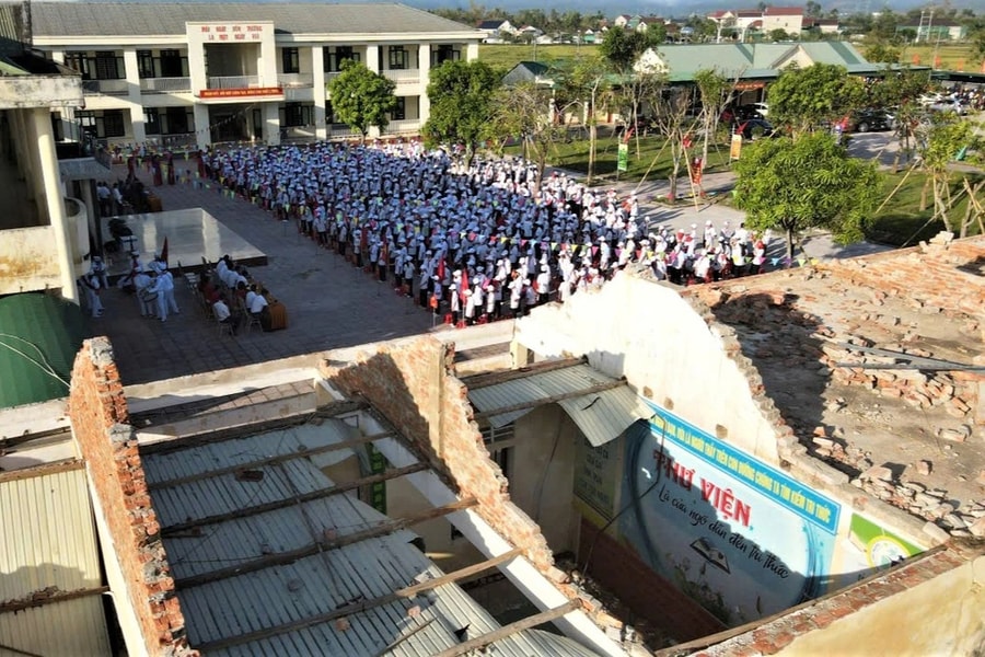 Lễ khai giảng đặc biệt ở ngôi trường bị tốc mái sau bão Kajiki