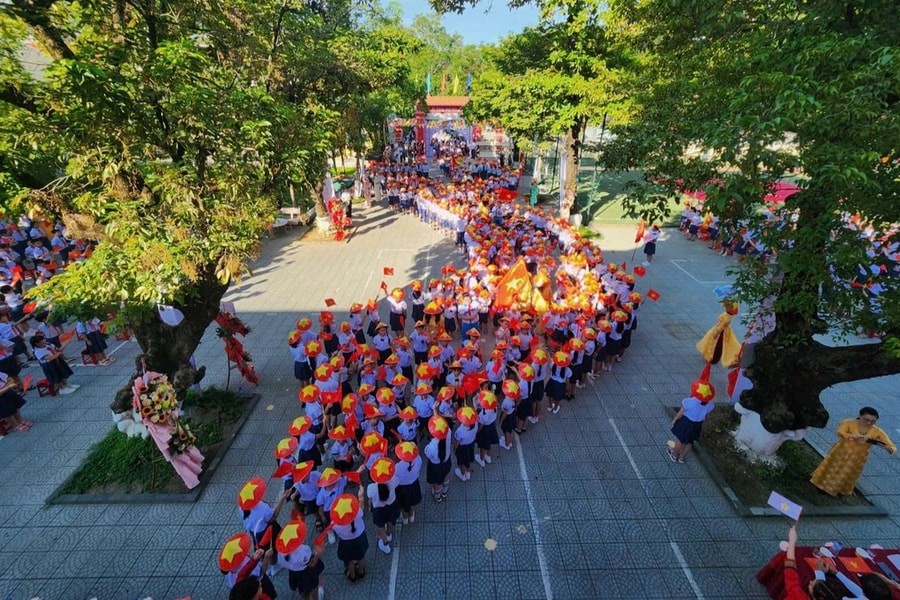 Học sinh Huế tạo bản đồ Việt Nam bằng nón lá trong ngày khai giảng