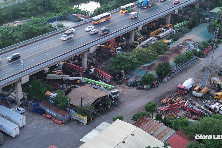 Ngổn ngang những bãi xe 'tự phát' đe dọa an toàn cầu Thăng Long