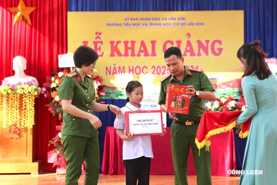 Công an xã tiếp lửa cho học sinh có hoàn cảnh khó khăn đầu năm học mới