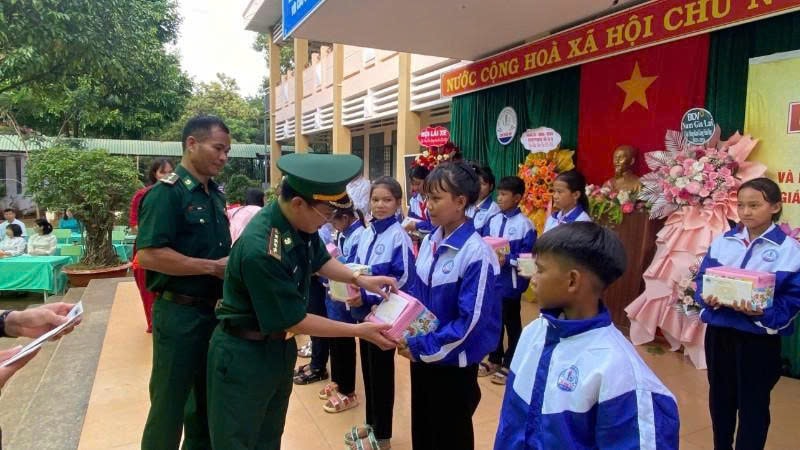 Gia Lai: Trao gần 1,6 tỷ đồng cho học sinh biên giới trong lễ khai giảng năm học mới
