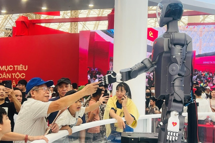 Triển lãm Thành tựu đất nước kéo dài đến 15/9, dòng người chen chân thưởng lãm thành tựu 80 năm