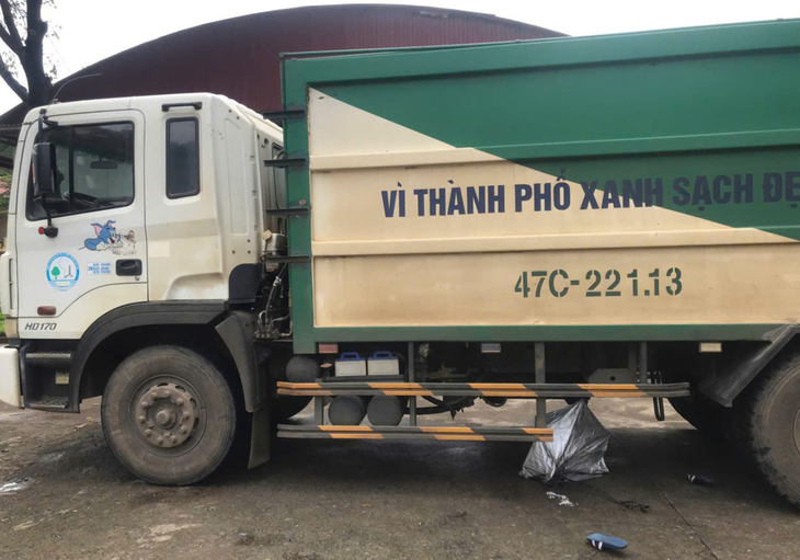 Xe rác vào trường gây tai nạn làm học sinh lớp 6 tử vong: Ai chịu trách nhiệm?