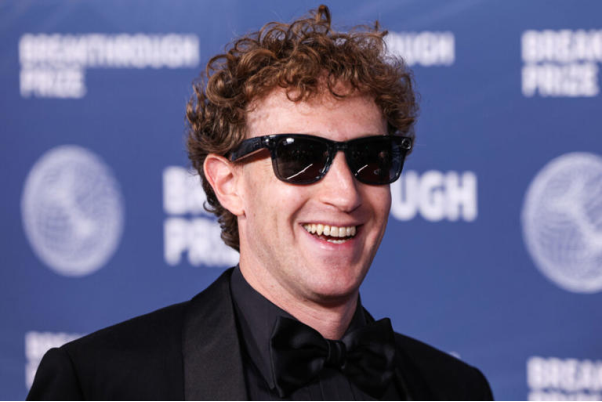 Ông chủ Facebook Mark Zuckerberg bị kiện bởi ... Mark Zuckerberg