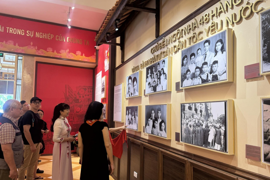 Đông đảo du khách đến thăm nơi Bác Hồ viết Tuyên ngôn Độc lập sau Quốc khánh 2/9