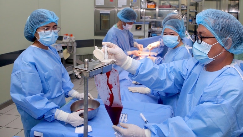 Lần đầu Việt Nam ghép tủy mẹ cho con bất đồng nhóm máu