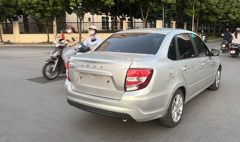 Xe Nga giá rẻ Lada Granta bất ngờ lăn bánh tại Hà Nội