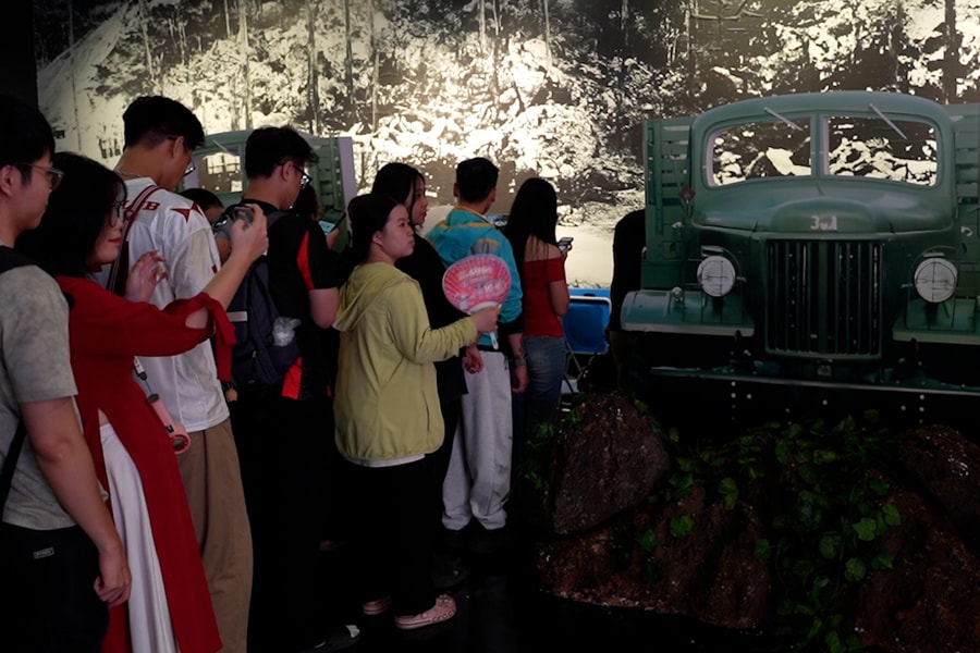 Trải nghiệm lái xe không kính tại Triển lãm thành tựu đất nước