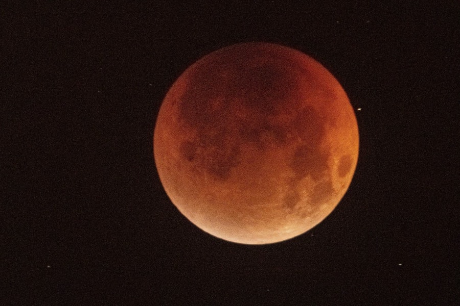 'Trăng máu' xuất hiện ngoạn mục ở Việt Nam và trên thế giới