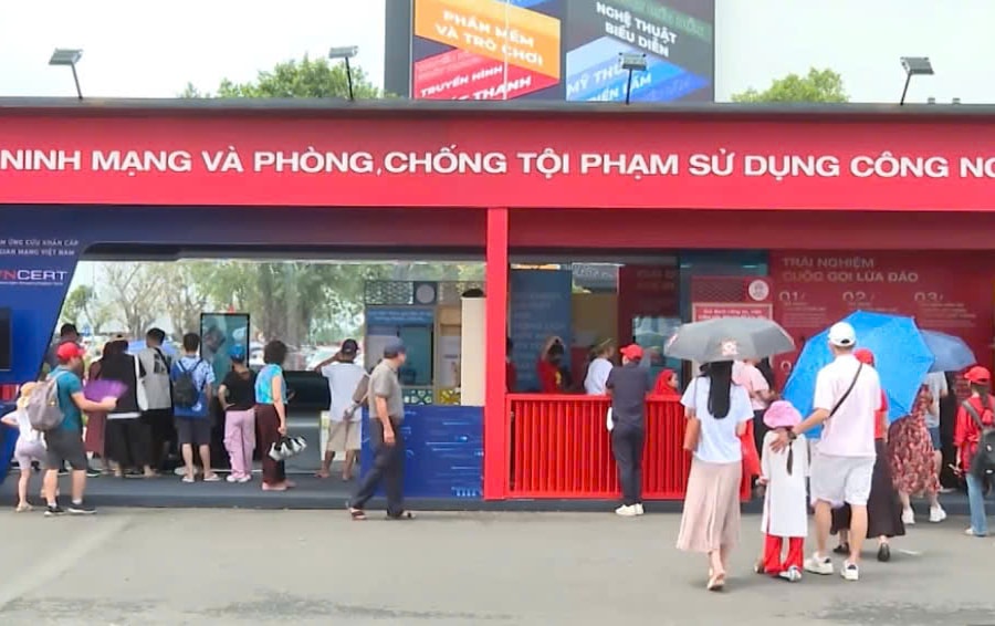 Người dân được 'trải nghiệm' cảnh báo tội phạm tại Triển lãm thành tựu đất nước