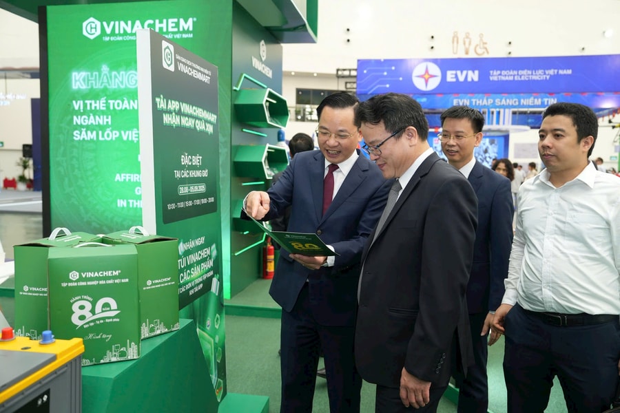 Khai mạc triển lãm 80 năm: Gian hàng 'Vinachem – Dấu ấn một hành trình' thu hút khách tham quan