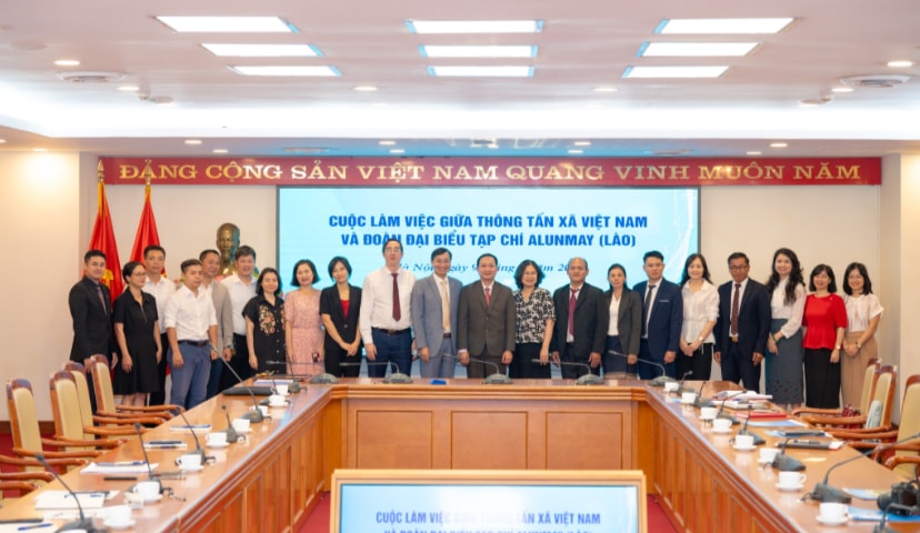 Tạp chí lý luận Lào tìm hiểu quy trình sáng tạo nội dung báo chí đa nền tảng của Báo điện tử VietnamPlus