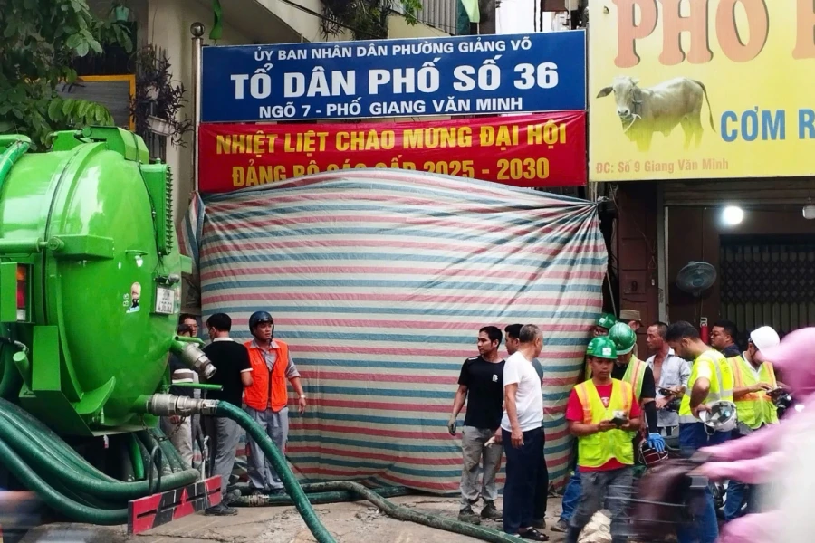 Hà Nội: 5 hộ dân phố Giang Văn Minh được bố trí khách sạn nghỉ qua đêm sau sự cố bùn trào