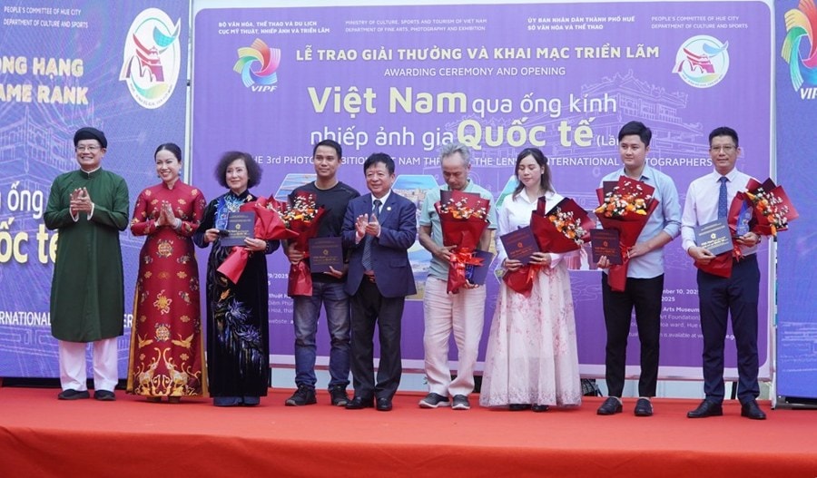 Trao 20 giải thưởng 'Việt Nam qua ống kính nhiếp ảnh gia quốc tế'