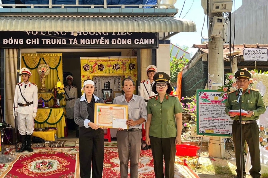 Truy tặng Huân chương Bảo vệ Tổ quốc Hạng Ba cho liệt sĩ Nguyễn Đông Cánh