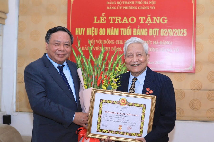 Nhà báo lão thành Hà Đăng đón nhận Huy hiệu 80 năm tuổi Đảng