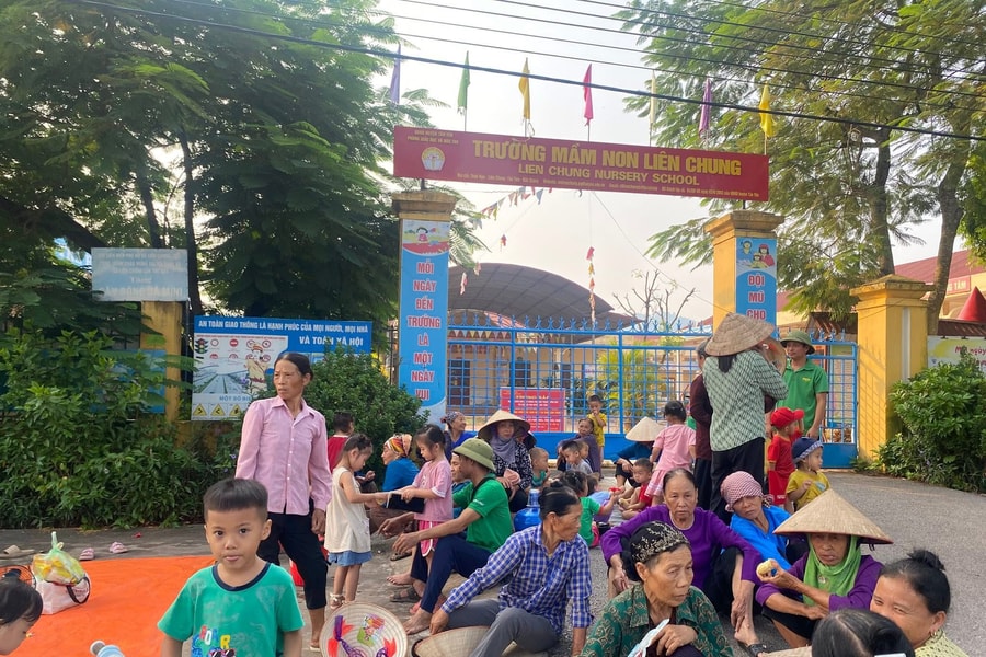 Trường mới đạt chuẩn quốc gia nhưng phụ huynh vẫn quyết không cho trẻ đến lớp