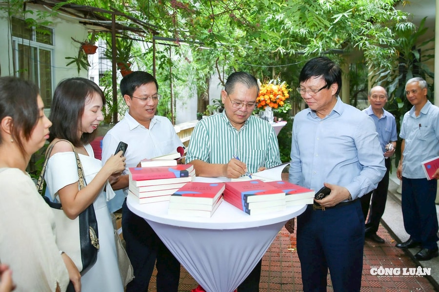 "10h sáng Chủ Nhật" - Trang viết nhân văn của một cây bút báo chí giàu tâm huyết