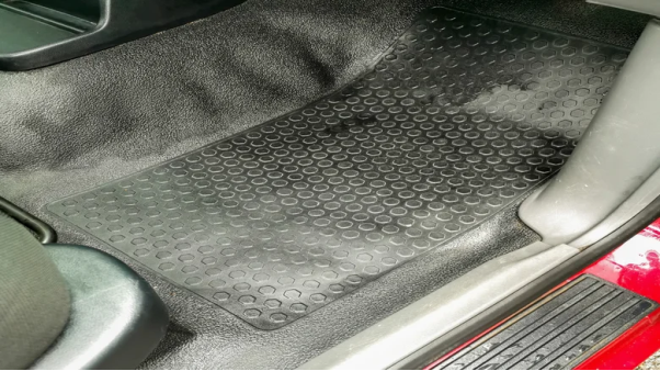 4 điều cần kiểm tra nếu xe bị ẩm ướt sau khi trời mưa