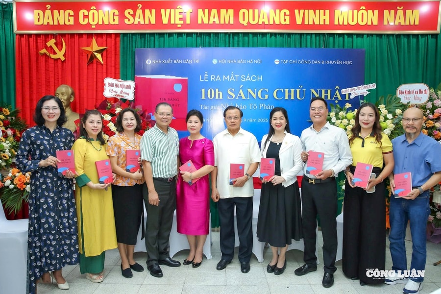 Nhà báo Tô Phán ra mắt sách "10h sáng Chủ Nhật": Viết để tri ân, để nhớ và để sống đẹp hơn