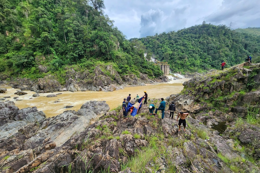 Nhóm thanh niên bơi ra mỏm đá giữa sông câu cá, một người bị nước cuốn trôi
