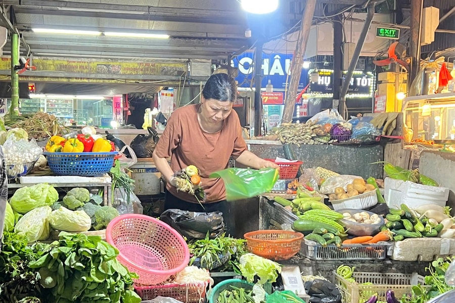 Hà Nội: Rau xanh đắt đỏ, người mua than giá cao ngang thịt lợn