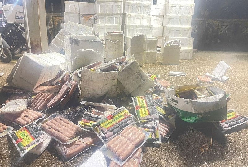 Giải cứu xe chở hàng bốc cháy, phát hiện gần 3 tấn xúc xích không rõ nguồn gốc