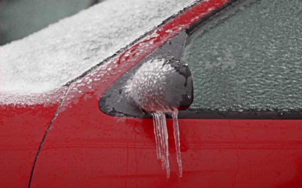 Khởi động xe trong thời tiết lạnh bằng cách làm nóng động cơ là sai lầm phổ biến