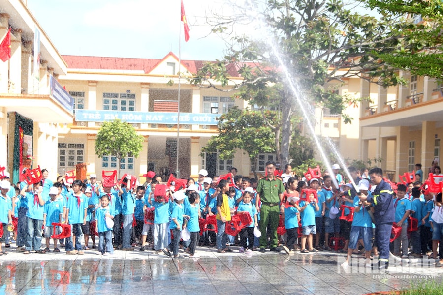 Ninh Bình: Tuyên truyền, trải nghiệm thực hành chữa cháy và cứu nạn, cứu hộ