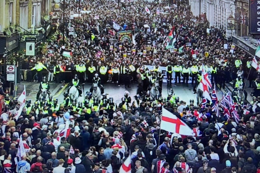 Hơn 100.000 người ở London biểu tình phản đối nhập cư, đụng độ với cảnh sát