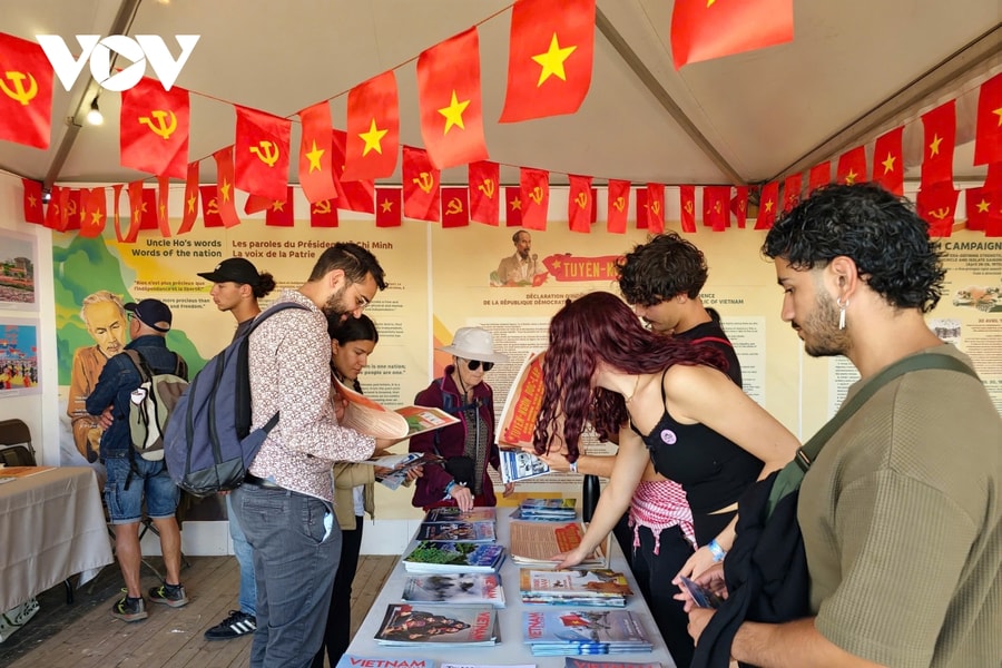 Báo Nhân Dân tái hiện hành trình 80 năm độc lập tại Hội báo Nhân Đạo 2025 ở Pháp